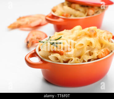 Pasta mit Garnelen und Käse in Keramik Topf Stockfoto