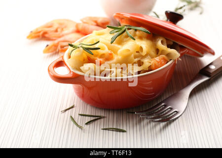 Pasta mit Garnelen und Käse in Keramik Topf Stockfoto