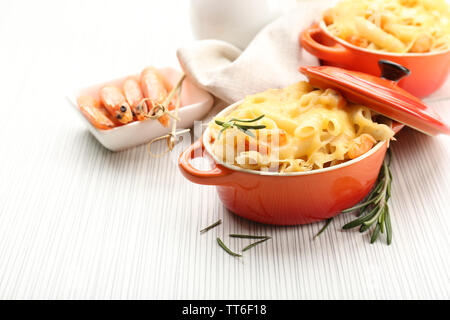 Pasta mit Garnelen und Käse in Keramik Topf Stockfoto