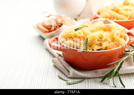 Pasta mit Garnelen und Käse in Keramik Topf Stockfoto