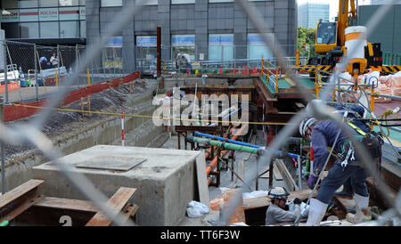TOKYO, Japan - 13. Mai 2019: Bauarbeiten für neue Straßen auf der Website von Tsukiji Markt, Tokio. Teil der Stadt Planung Ringstraße Nr. 2 Projekt. Stockfoto