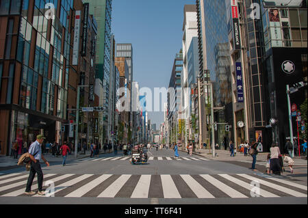 Tokio, Japan - April 2019: berühmten Ginza District oder Chuo-dori -in Tokio den exklusiven Einkaufsviertel wird zur Fußgängerzone am Sonntag Stockfoto