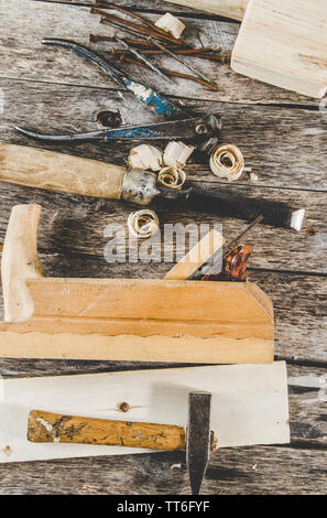 Die Tischler Werkzeuge auf eine Holzbank, ein Planer, Meißel, Hammer, Zange, Ansicht von oben Stockfoto