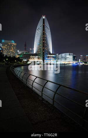 Yokohama Intercontinental Grand View in der Nacht. Lange Belichtung. Hochformat. Stockfoto