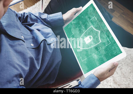Digitale Daten Sicherheit System und Internet Sicherheit. Ein Mann mit digitalen Tablet und Abschirmung Sperrsymbol auf dem Display Stockfoto