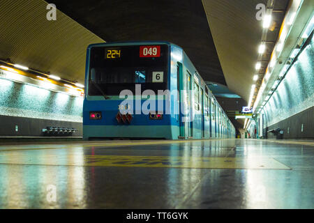 SANTIAGO, CHILE - Februar 2014: EIN NS 74 Santiago U-Bahn station Cementerios gestoppt Stockfoto