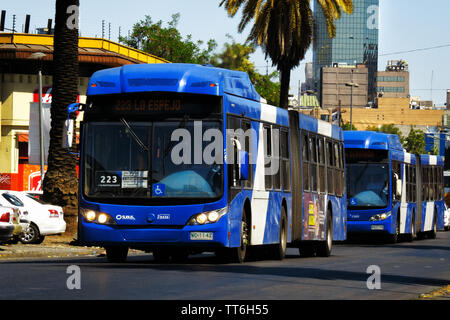 SANTIAGO, CHILE - Oktober 2014: Gelenkbusse in der Nähe von mapocho Station Stockfoto