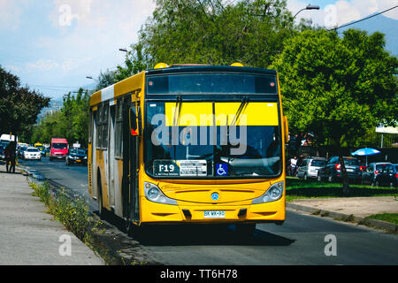 SANTIAGO, CHILE - NOVEMBER 2014: ein transantiago Bus auf dem Weg zu seiner nächsten Stop Stockfoto