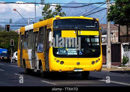 SANTIAGO, CHILE - NOVEMBER 2014: Eine ältere Transantiago Bus auf dem Weg in Puente Alto Stockfoto