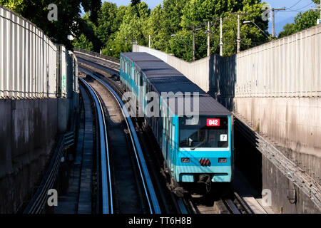 SANTIAGO, CHILE - Dezember 2014: Ein Metro de Santiago Zug aus dem Tunnel herausfahren von Maipú Stockfoto