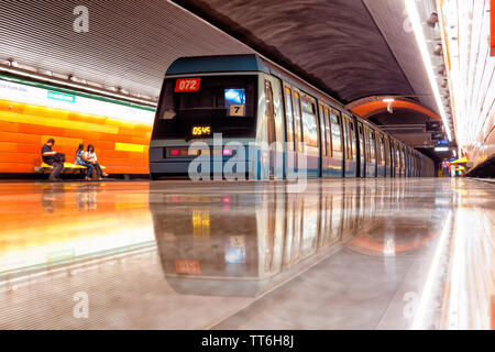 SANTIAGO, CHILE - Dezember 2014: Ein Santiago U-Bahn Station auf Lo Prado gestoppt Stockfoto