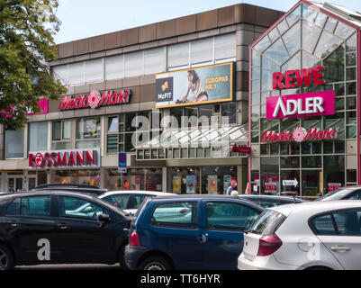 Neuwied, Deutschland - Juni 14, 2019: Vor dem Einkaufszentrum mit Marken von Adler, McFIT, Media Markt, REWE und ROSSMANN Stockfoto