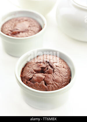 Heiße Schokolade Pudding mit Fondant Mitte am weißen Tisch Stockfoto