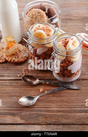 Gesunde 2-in-1-Dessert mit Müsli und Beeren auf Tisch Stockfoto