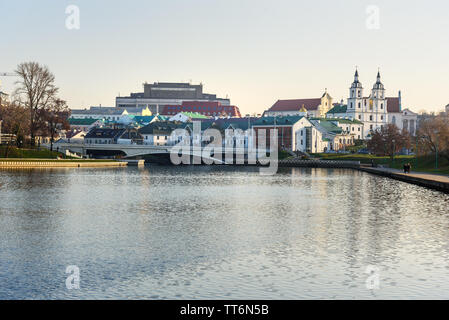 Ansicht der Oberen Stadt am Ufer des Flusses Swislotsch im historischen Zentrum von Minsk. Weißrussland Stockfoto