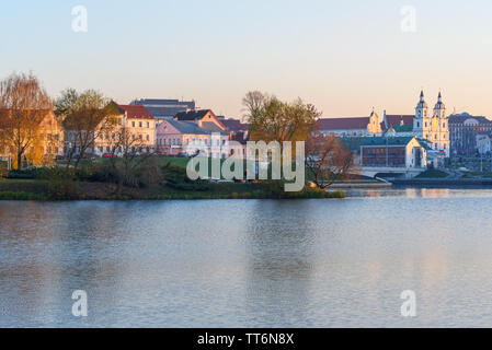 Ansicht der oberen Stadt und Traetskae Pradmestse oder Trinity Suburb am Ufer des Flusses Swislotsch im historischen Zentrum von Minsk. Weißrussland Stockfoto