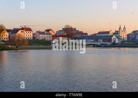 Ansicht der oberen Stadt und Traetskae Pradmestse oder Trinity Suburb am Ufer des Flusses Swislotsch im historischen Zentrum von Minsk. Weißrussland Stockfoto