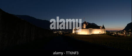 Aigle, VD/Schweiz - vom 31. Mai 2019: Panorama Blick auf die historische Burg von Aigle im Schweizer Kanton Waadt bei Nacht Stockfoto