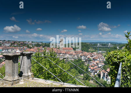 Ein Panorama Blick auf die historischen Schweizer Stadt Freiburg mit seiner Altstadt und den vielen Brücken und Dom Stockfoto