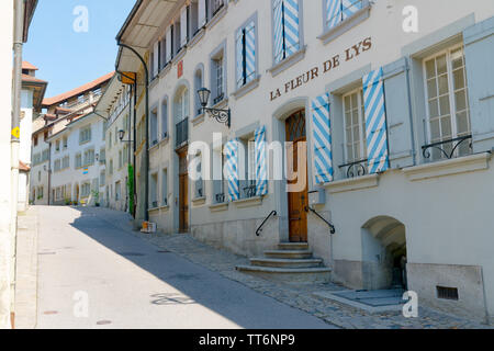 Fribourg, FR/Schweiz - vom 30. Mai 2019: Blick auf die historischen Auberge de la Fleur-de-lys Hostel in der Altstadt von Fribourg Stockfoto