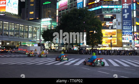 Mario Kart auf Shibuya Crossing (4 K UHD). Touristische mieten ein Go-kart auf Shibuya Bezirk fahren, Harajuku und Omotesando alle berühmten shoppi Stockfoto