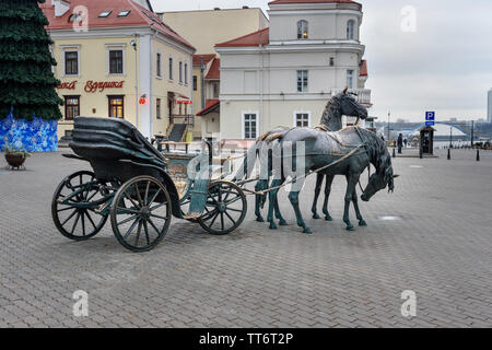 Minsk, Weißrussland - November 15, 2018: Skulptur die Beförderung von belarussischen Bildhauers Wladimir Zhbanov 2004 auf dem Platz der Freiheit in der Oberen Stadt in historischen Stockfoto