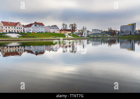 Minsk, Weißrussland - November 16, 2018: Traetskae Pradmestse oder Trinity Suburb am Fluss Swislotsch bankin historische Zentrum von Minsk Stockfoto