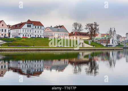 Minsk, Weißrussland - November 16, 2018: Traetskae Pradmestse oder Trinity Suburb am Fluss Swislotsch bankin historische Zentrum von Minsk Stockfoto