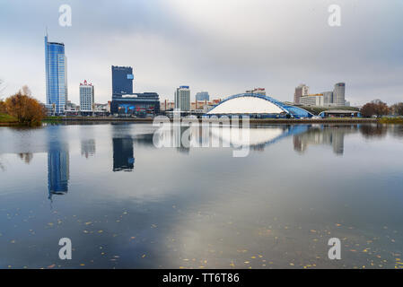 Minsk, Weißrussland - November 16, 2018: Damm des Flusses Swislotsch im Zentrum von Minsk Stockfoto