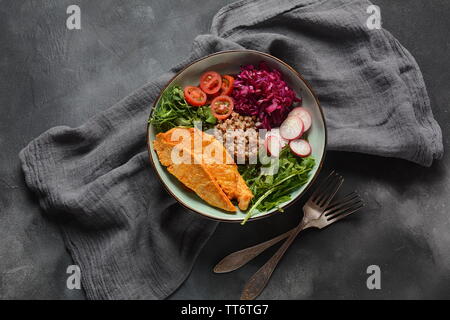 Buddha Schüssel mit Rotkohl, Tomaten, Radieschen, Rucola Zuckerrüben Blätter, Erbse Eintragfäden, Buchweizen, gegrilltes Hähnchen. Gesunde Ernährung Konzept Stockfoto