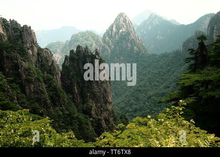 Berge und Blick in huangshan/gelben Berge in China nach dem Wandern bis Millionen von Treppen und Stufen Stockfoto