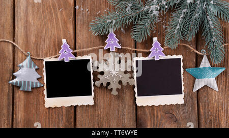 Leeren Bilderrahmen und Weihnachten Einrichtung mit Schnee Tannenbaum auf hölzernen Hintergrund Stockfoto