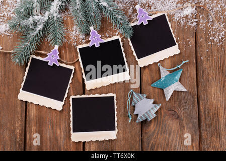 Leeren Bilderrahmen und Weihnachten Einrichtung mit Schnee Tannenbaum auf hölzernen Tisch Hintergrund Stockfoto