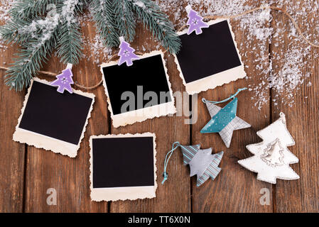 Leeren Bilderrahmen und Weihnachten Einrichtung mit Schnee Tannenbaum auf hölzernen Tisch Hintergrund Stockfoto