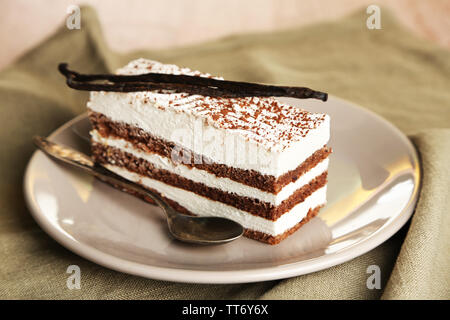 Lecker tiramisu Torte auf dem Teller, in der Nähe Stockfoto