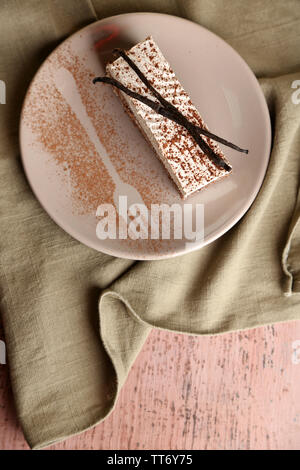 Lecker tiramisu Kuchen auf Platte, auf hölzernen Tisch Stockfoto