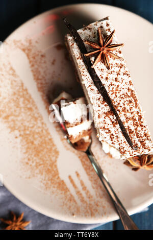 Lecker tiramisu Torte auf dem Teller, in der Nähe Stockfoto