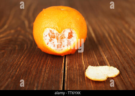 Saftige reife Tangerine auf hölzernen Tisch Stockfoto
