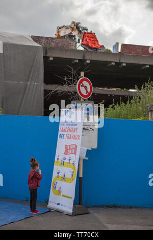 20190614 - Paris, Frankreich: Während der Einweihung des T1-Erweiterung funktioniert mit der Zerstörung der A186 Autobahn-Straßenbahn T1 Verlängerung Stockfoto