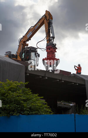 20190614 - Paris, Frankreich: Während der Einweihung des T1-Erweiterung funktioniert mit der Zerstörung der A186 Autobahn-Straßenbahn T1 Verlängerung Stockfoto