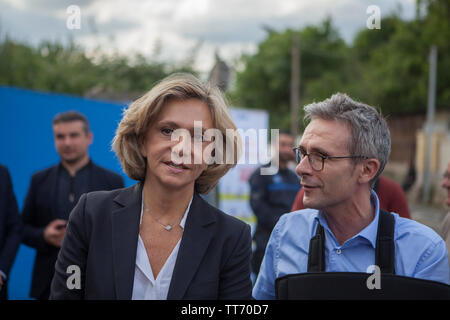 20190614 - Paris, Frankreich: Während der Einweihung des T1-Erweiterung funktioniert mit der Zerstörung der A186 Autobahn-Straßenbahn T1 Verlängerung Stockfoto