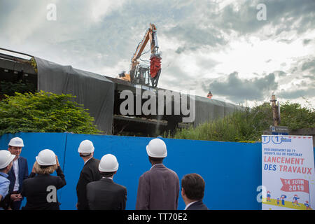 20190614 - Paris, Frankreich: Während der Einweihung des T1-Erweiterung funktioniert mit der Zerstörung der A186 Autobahn-Straßenbahn T1 Verlängerung Stockfoto