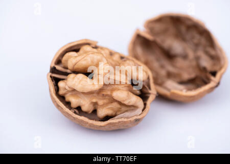 Makro von gerissenen raw Walnüsse Stockfoto