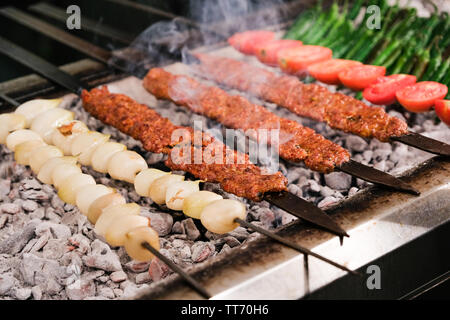 Traditionelle türkische Adana Shish Kebab oder Kebab Stockfoto