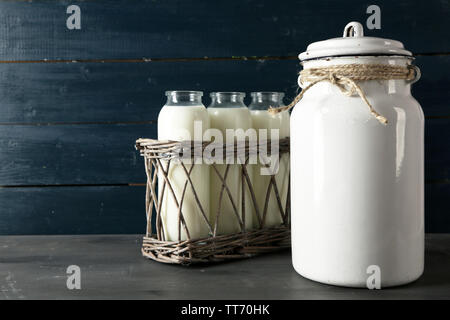 Milch- und Glasflaschen auf Farbe Holz- Hintergrund Stockfoto