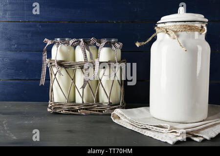 Milch- und Glasflaschen auf Farbe Holz- Hintergrund Stockfoto