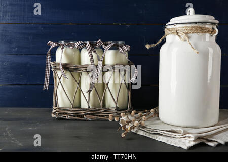 Milch- und Glasflaschen auf Farbe Holz- Hintergrund Stockfoto