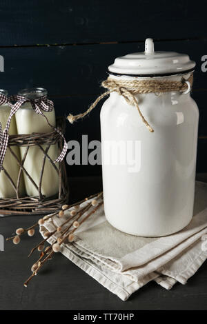 Milch- und Glasflaschen auf Farbe Holz- Hintergrund Stockfoto