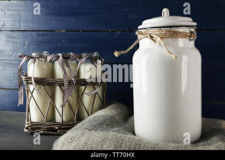 Milch- und Glasflaschen auf Farbe Holz- Hintergrund Stockfoto