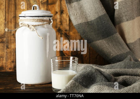 Milch- und Glasflaschen auf rustikalen hölzernen Hintergrund Stockfoto